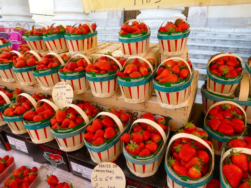 Etale de fraises sur un marché