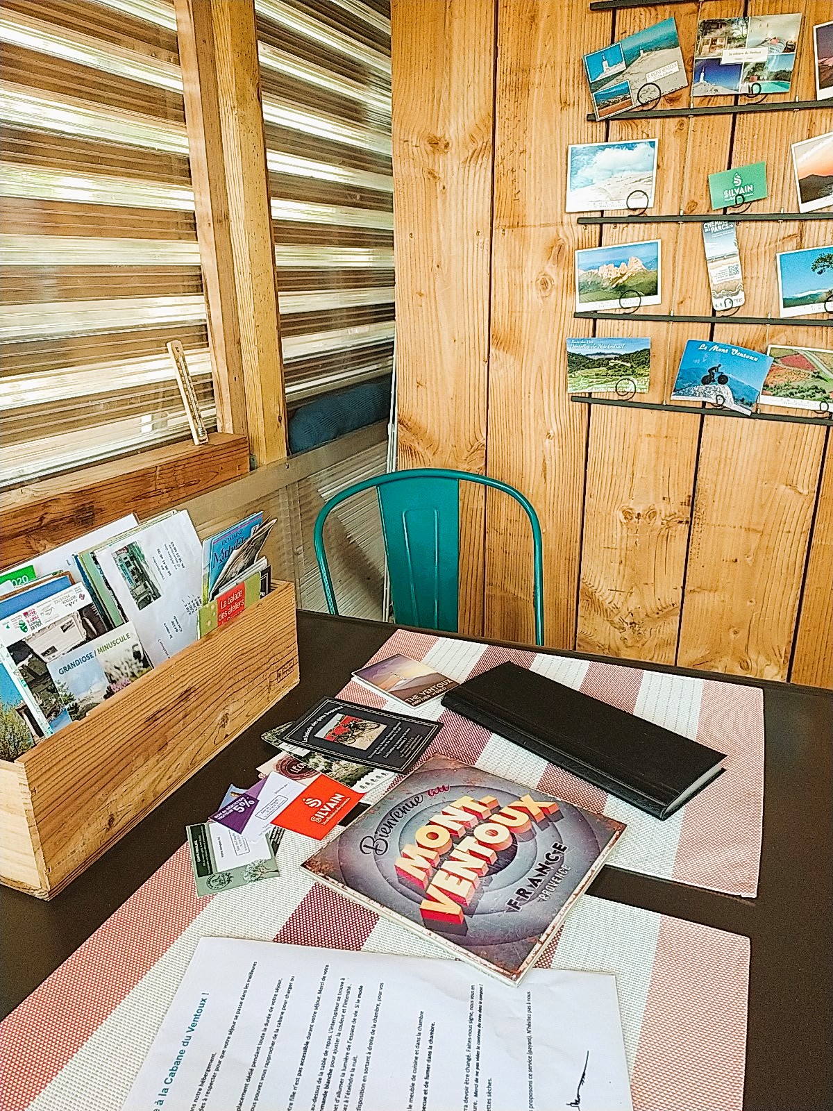 Livret d'accueil, prospectus, bons plans sur la table