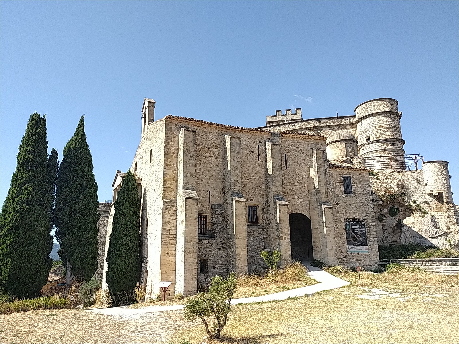 La chapelle notre Dame de Brune devant le château du Barroux