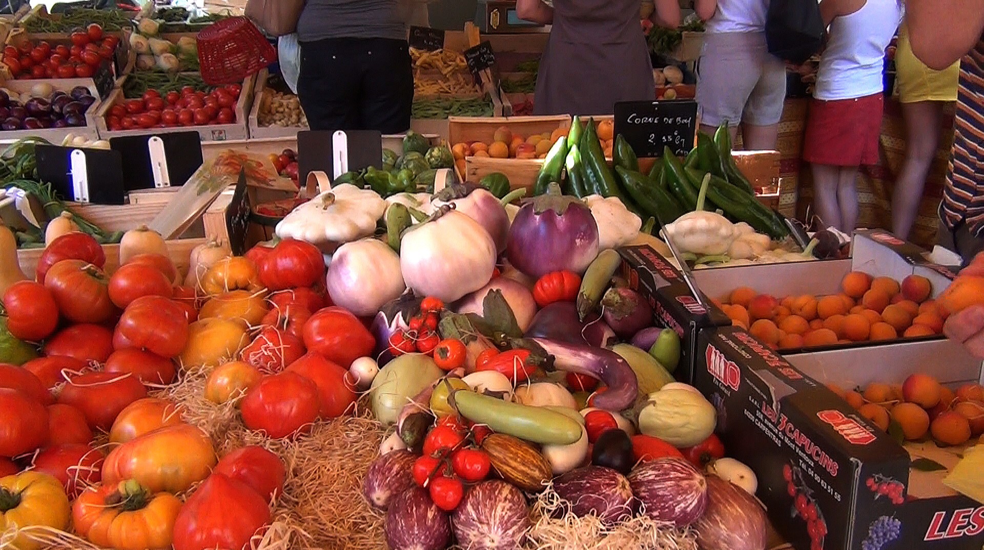 Fruits et légumes sur un étale de marché en Provence