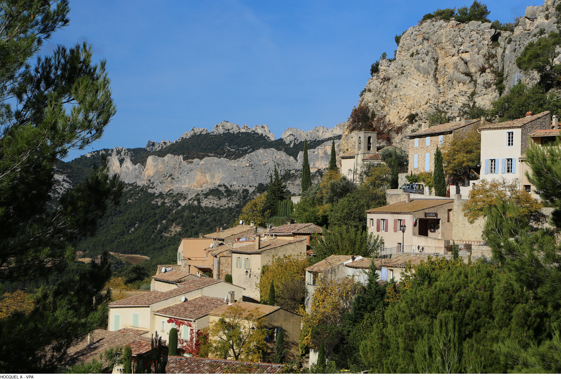 Le village de la Roque Alric et au loin les dentelles de Montmirail
