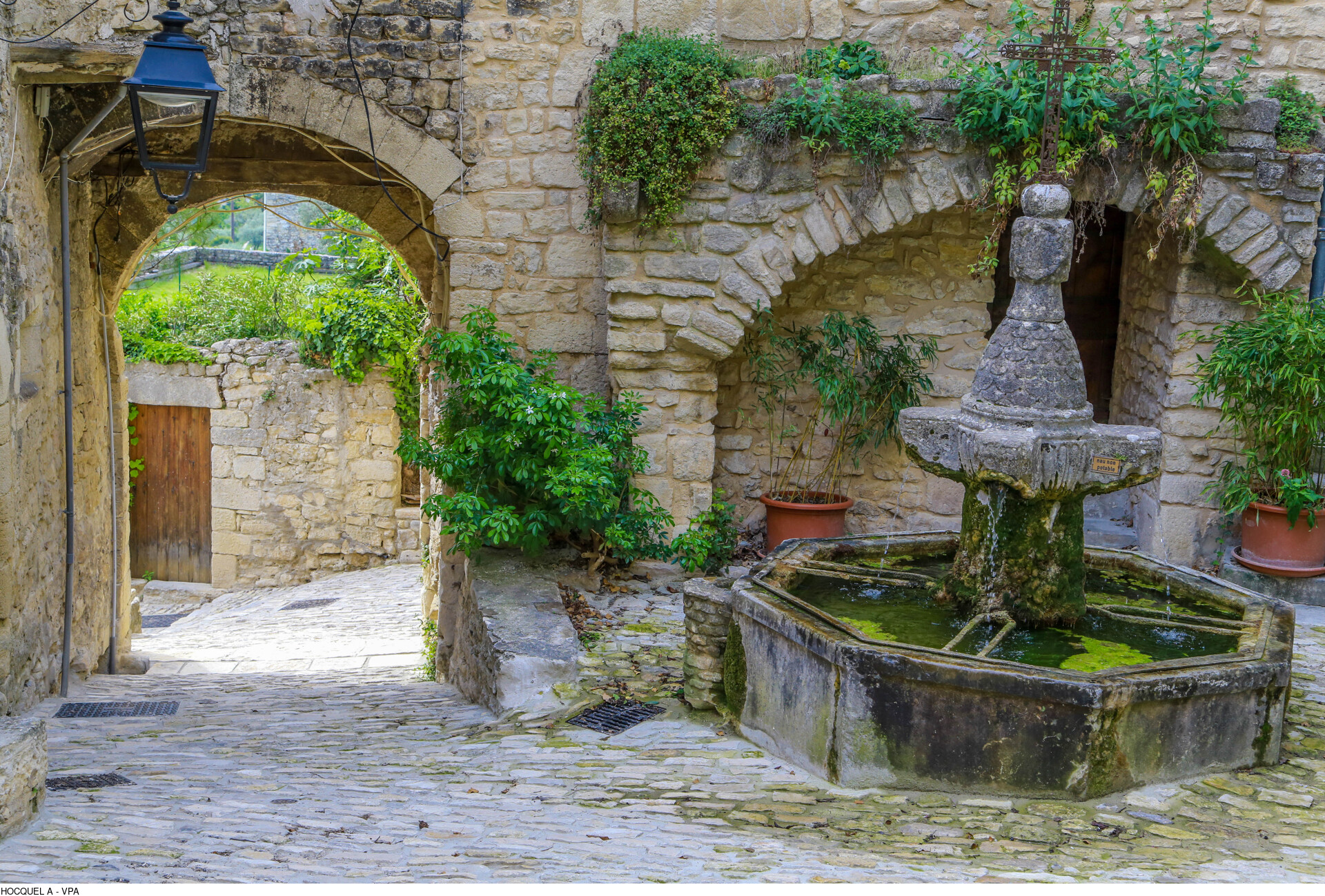 Les ruelles en calade du Crestet