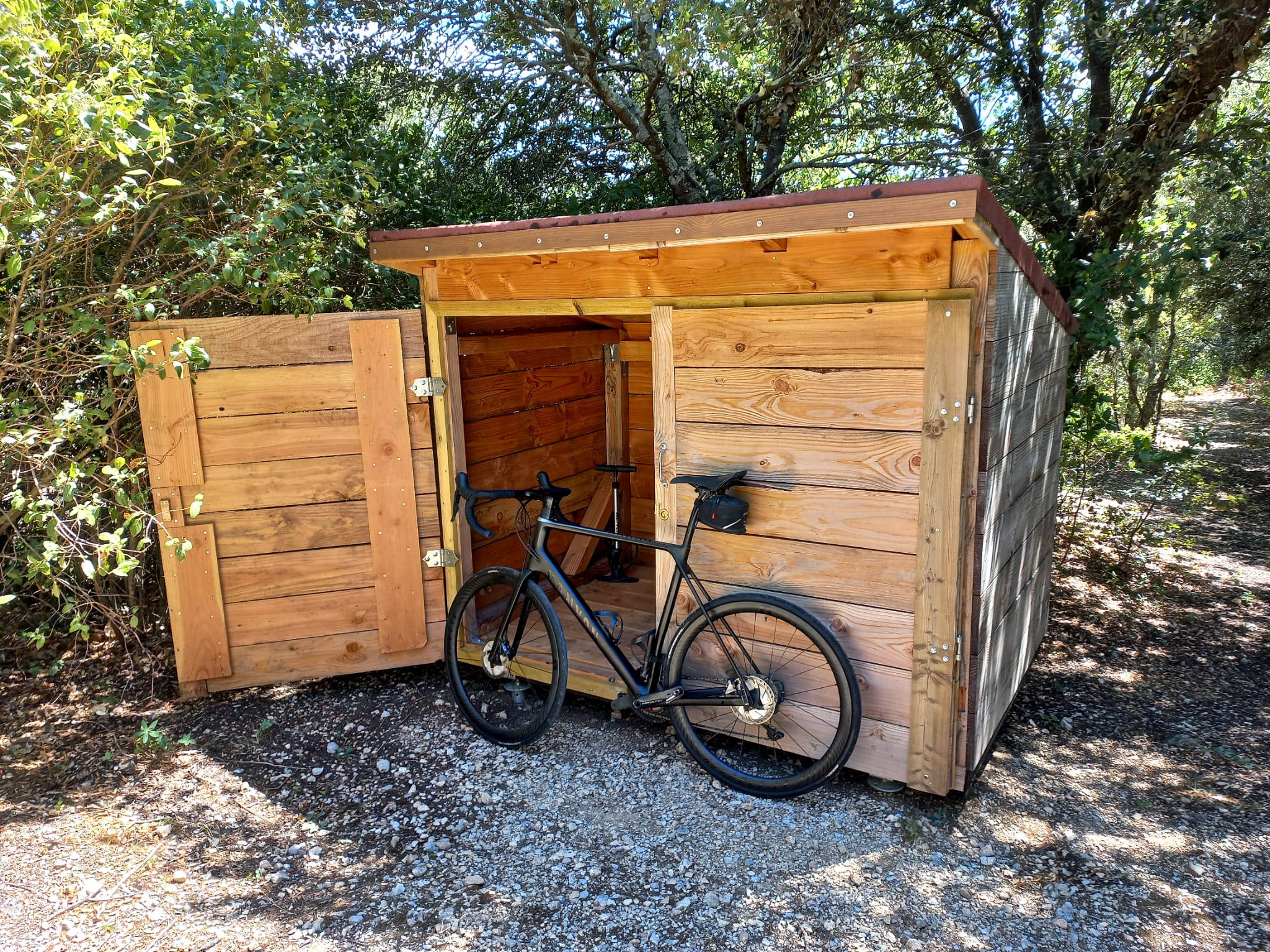 Local vélo en bois dans le jardin à proximité du gite