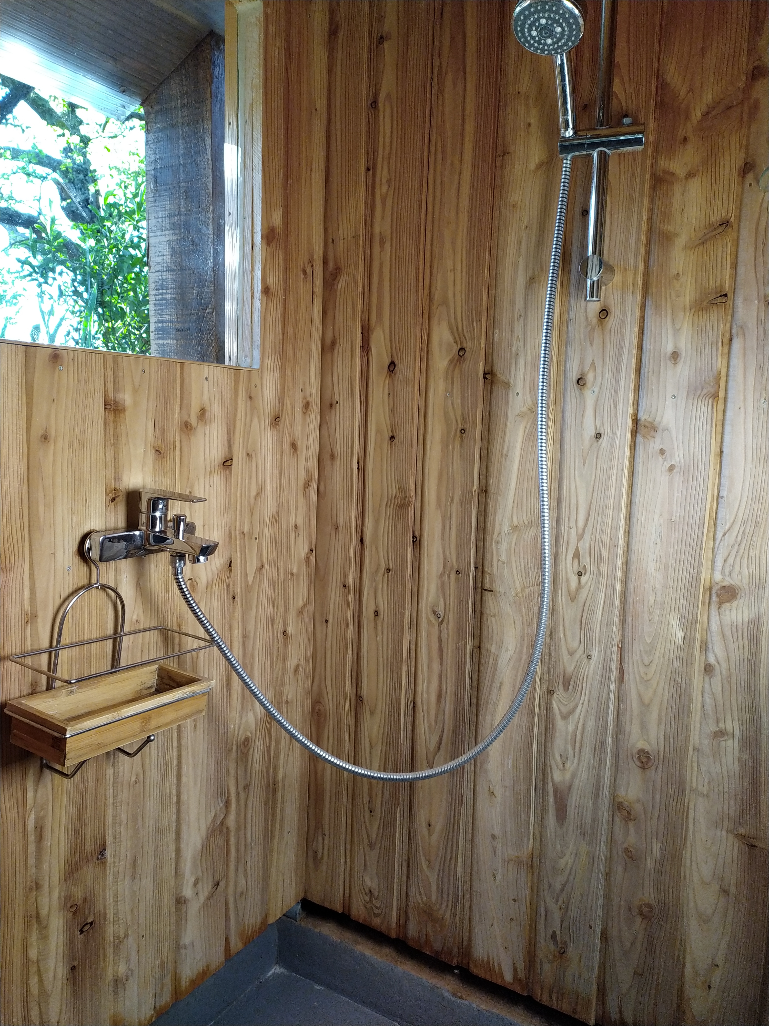 Douche avec fenêtre et vue sur la nature