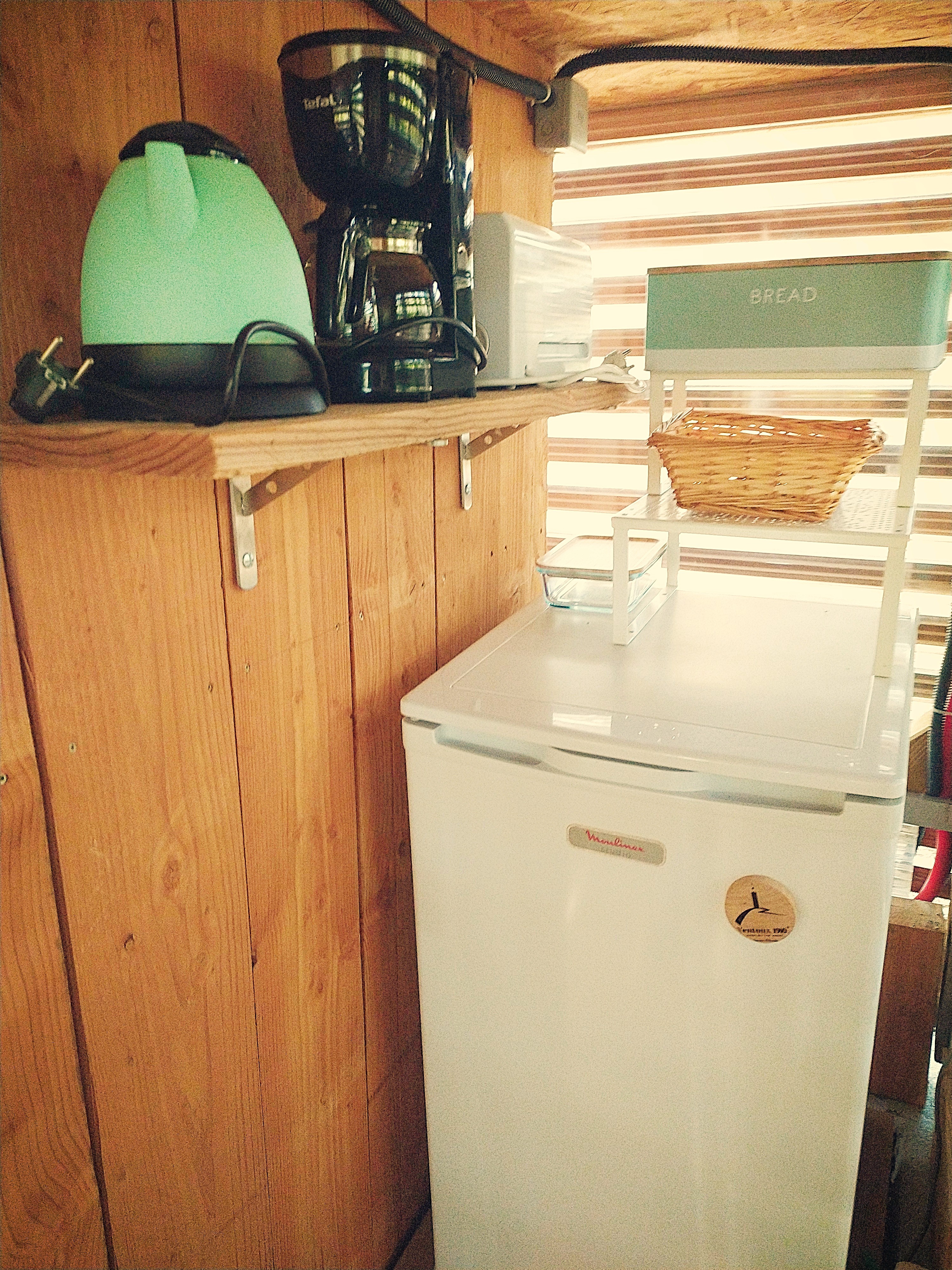 Réfrigérateur, rangements, cafetière, bouilloire et grille pain