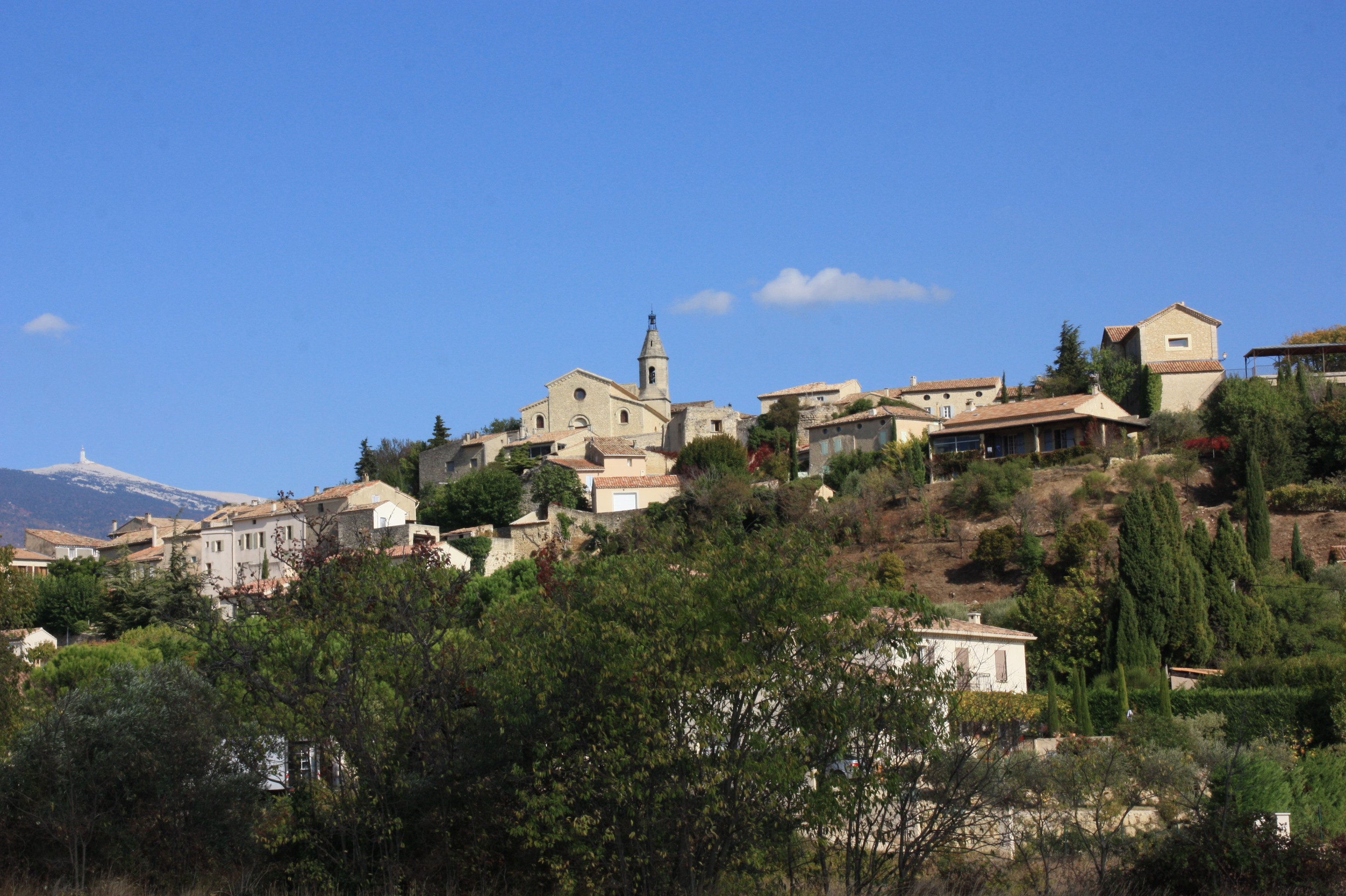 Crillon le Brave, son église et au loin le Mont Ventoux